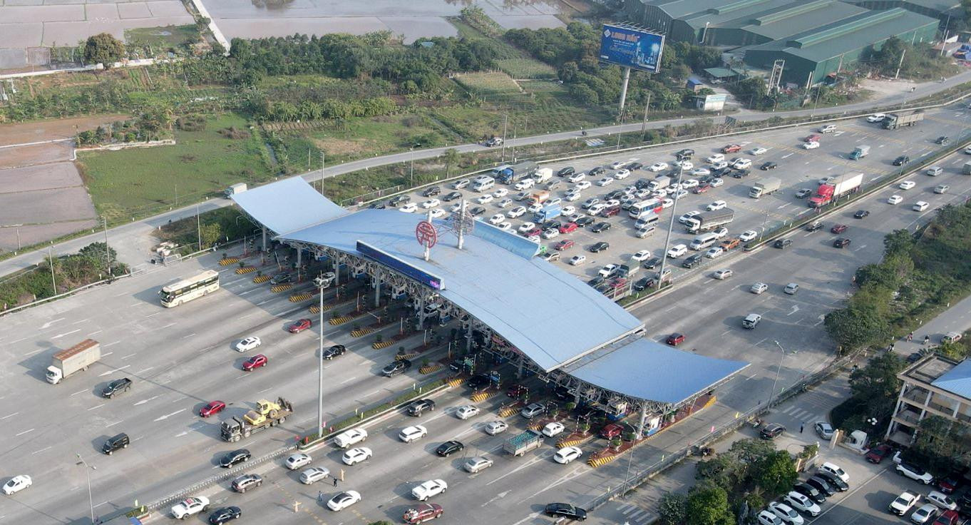 Lượng xe tăng đột biến, dồn ứ tại điểm soát vé Pháp Vân - Cầu Giẽ.