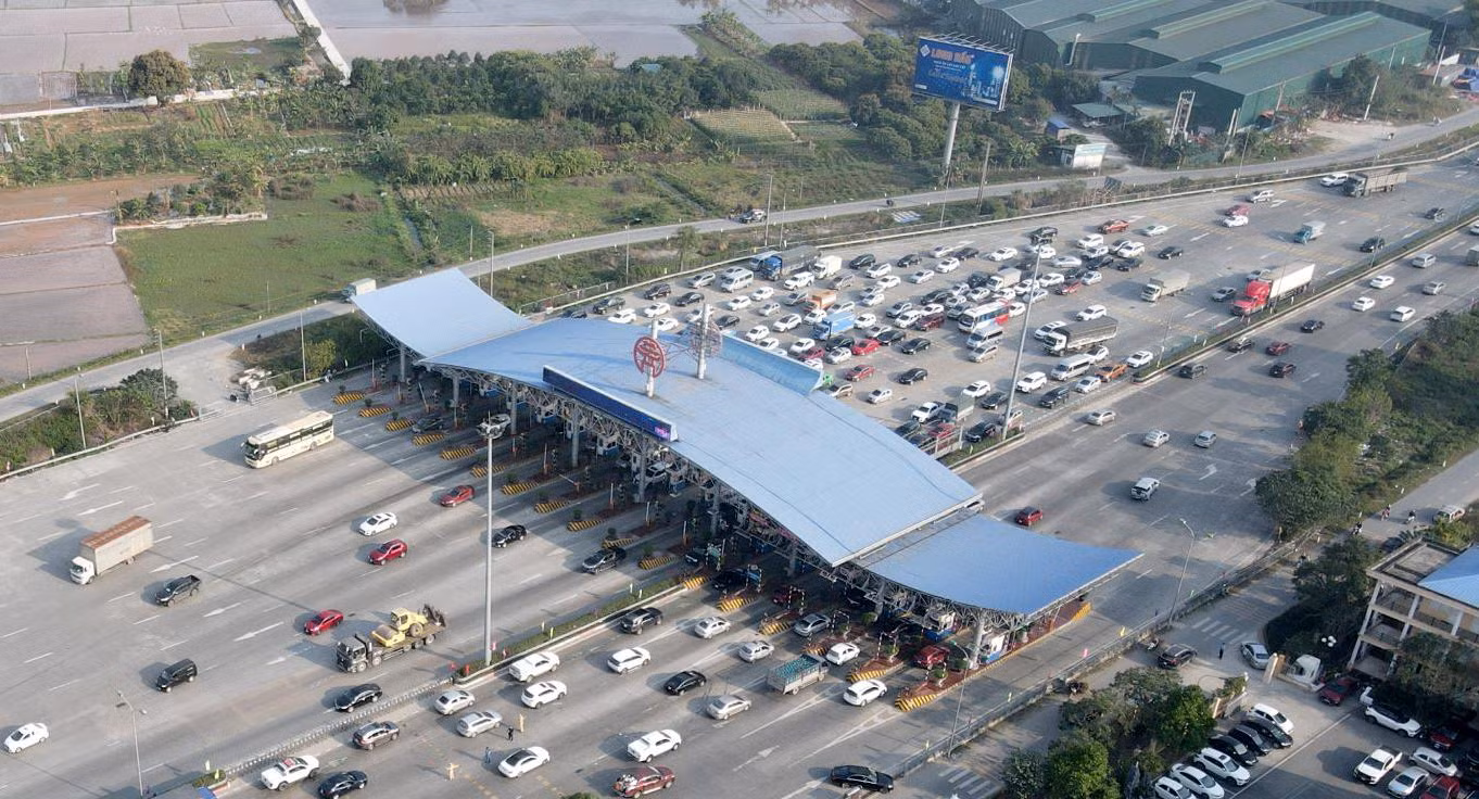 Lượng xe tăng đột biến, dồn ứ tại điểm soát vé Pháp Vân - Cầu Giẽ.