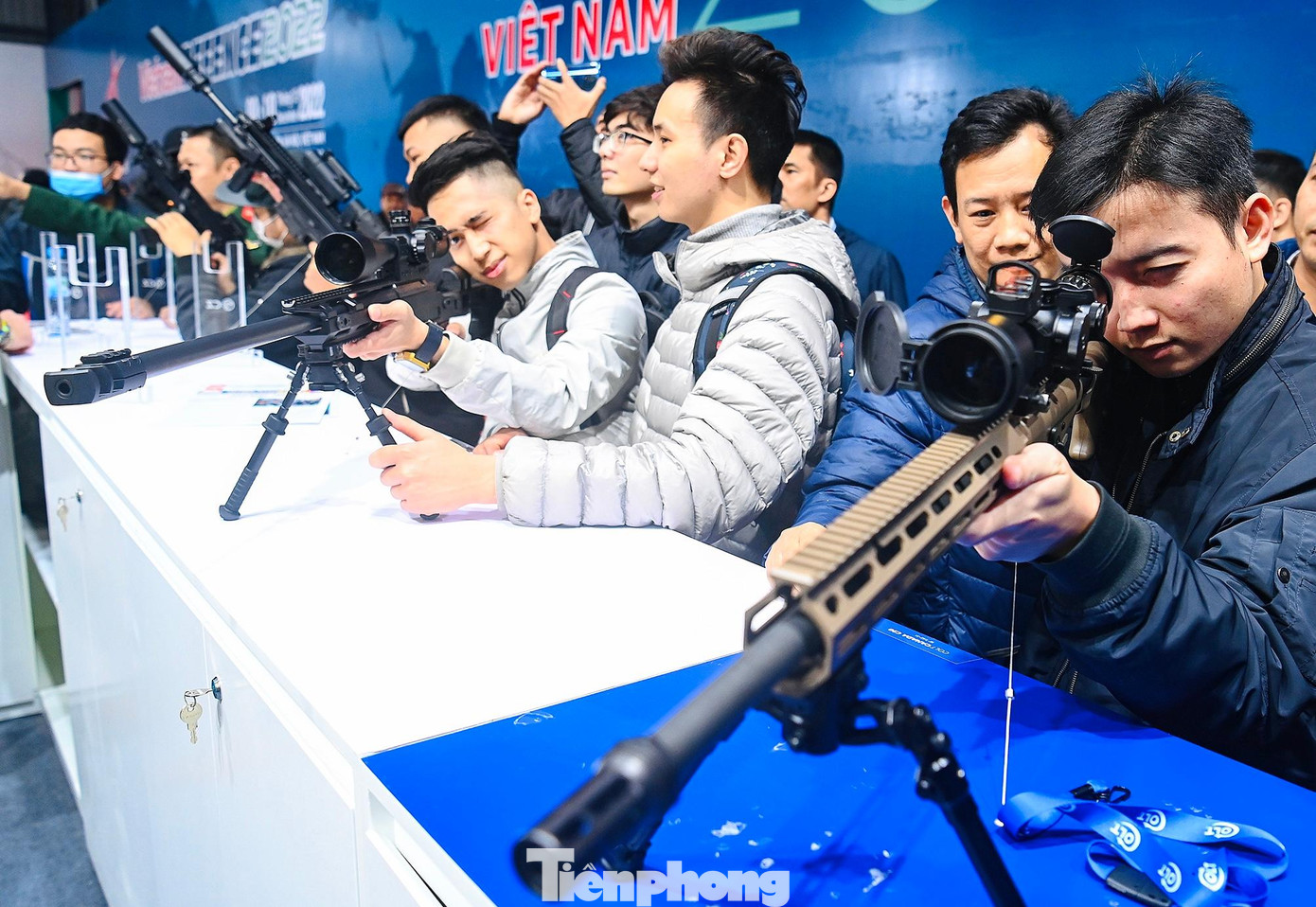 Phía bên trong triển lãm, khu vực gian trưng bày các loại súng của Isarel thu hút khá đông mọi người tới tham quan, thử ngắm bắn.