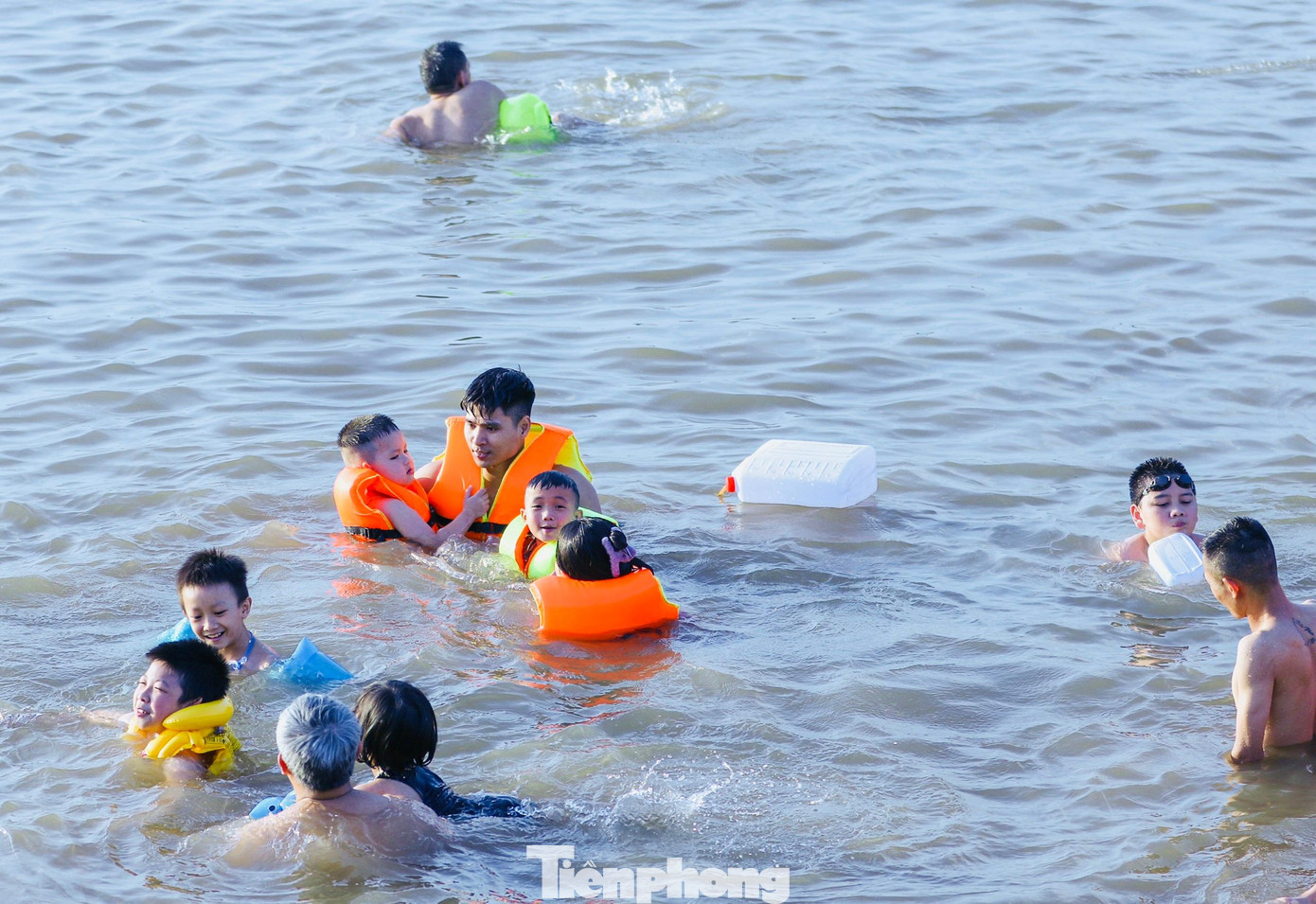 Một góc sông Hồng biến thành ‘bể bơi khổng lồ’.