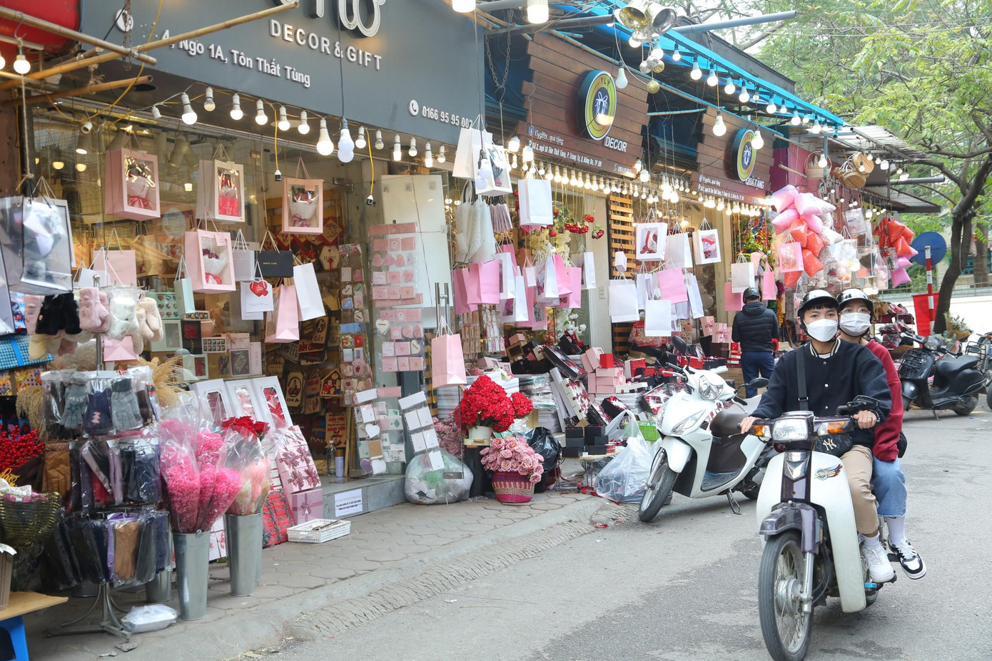 Thị trường quà tặng dịp Valentine tại các khu vực chuyên kinh doanh như Chùa Láng, Tôn Thất Tùng, Nguyễn Chí Thanh (Hà Nội)... khá trầm lắng.