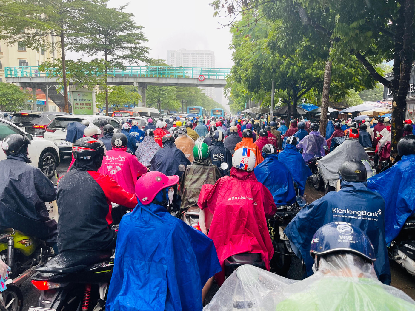 Theo ghi nhận của phóng viên Báo Tiền Phong trong sáng 20/10, rất nhiều tuyến đường ở Hà Nội kẹt cứng người và xe trong giờ cao điểm. Người dân tràn cả lên vỉa hè để di chuyển.