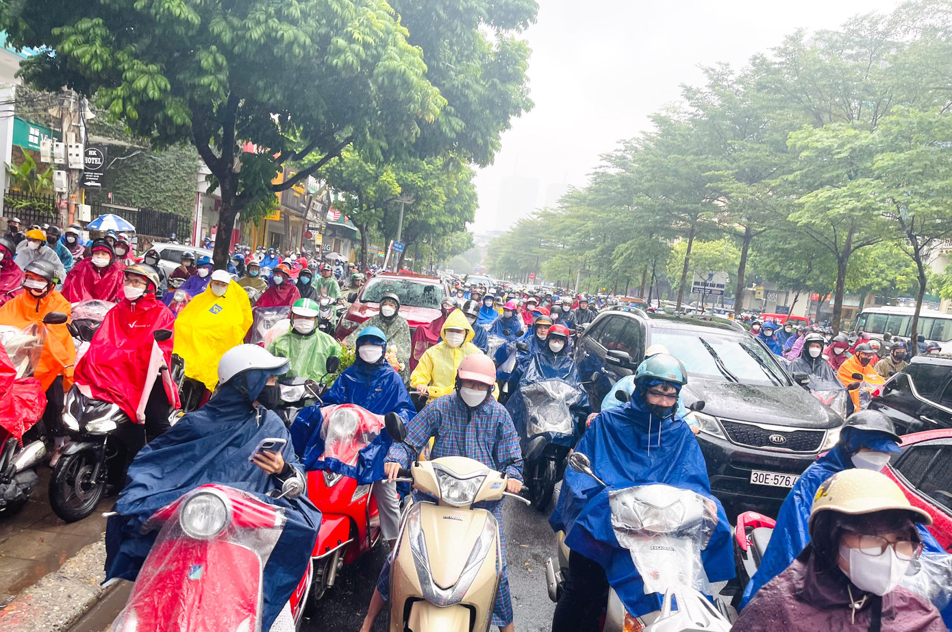 Mưa cùng giá rét vào giờ cao điểm khiến khiến nhiều tuyến đường ùn tắc cục bộ kéo dài.