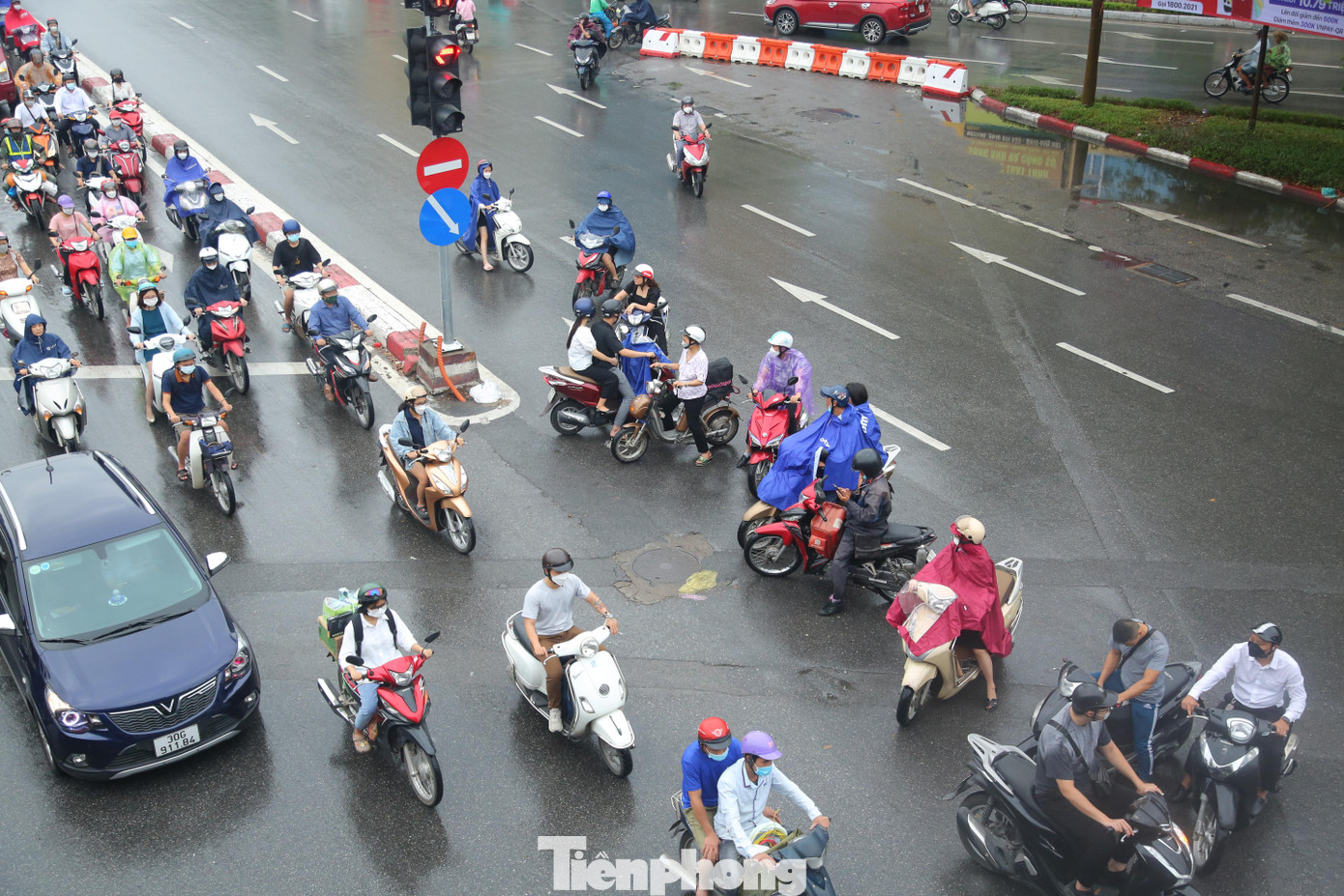 Nhiều phương tiện bất chấp nguy hiểm, đi ngược chiều tại lối chắn trên đường Trường Chinh, Nhiều phương tiện bất chấp nguy hiểm, đi ngược chiều tại lối chắn trên đường Trường Chinh,