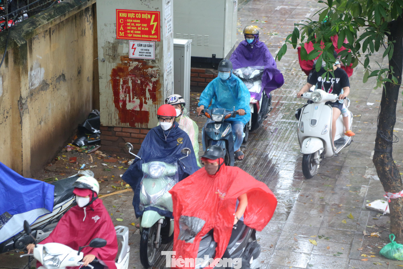 Nhiều người bất chấp luật lệ giao thông, biến vỉa hè thành làn riêng của xe máy. Nhiều người bất chấp luật lệ giao thông, biến vỉa hè thành làn riêng của xe máy.