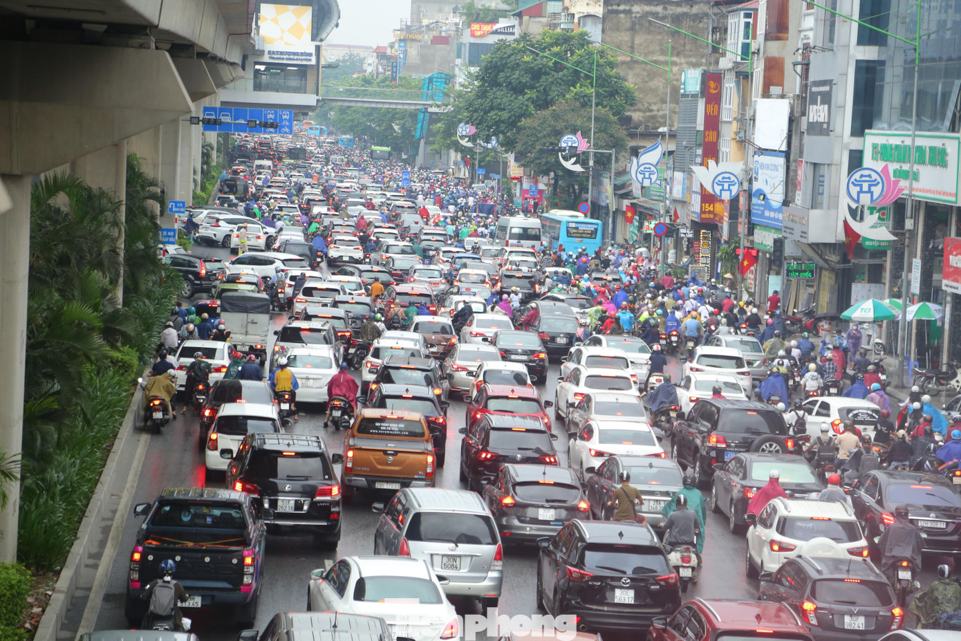 Ô tô chen chúc với xe máy trên đường Nguyễn Trãi sáng nay. Ô tô chen chúc với xe máy trên đường Nguyễn Trãi sáng nay.
