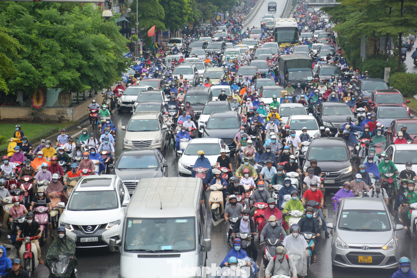 Đường Trường Chinh giao với Ngã Tư Sở ùn tắc cục bộ. Đường Trường Chinh giao với Ngã Tư Sở ùn tắc cục bộ.