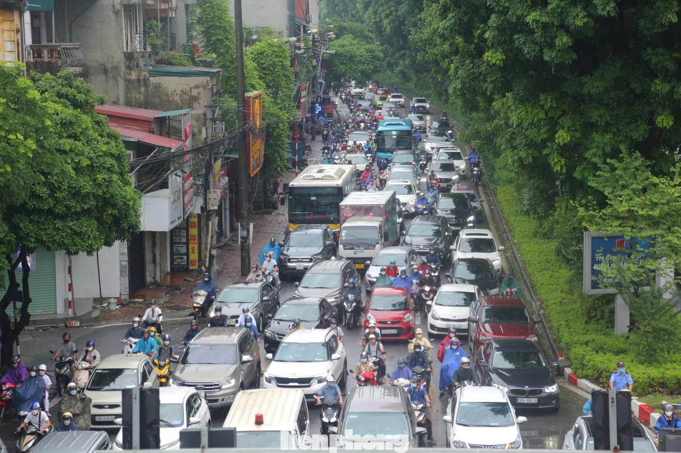 Trục đường Láng thời điểm sáng nay cũng ùn tắc kéo dài. Trục đường Láng thời điểm sáng nay cũng ùn tắc kéo dài.