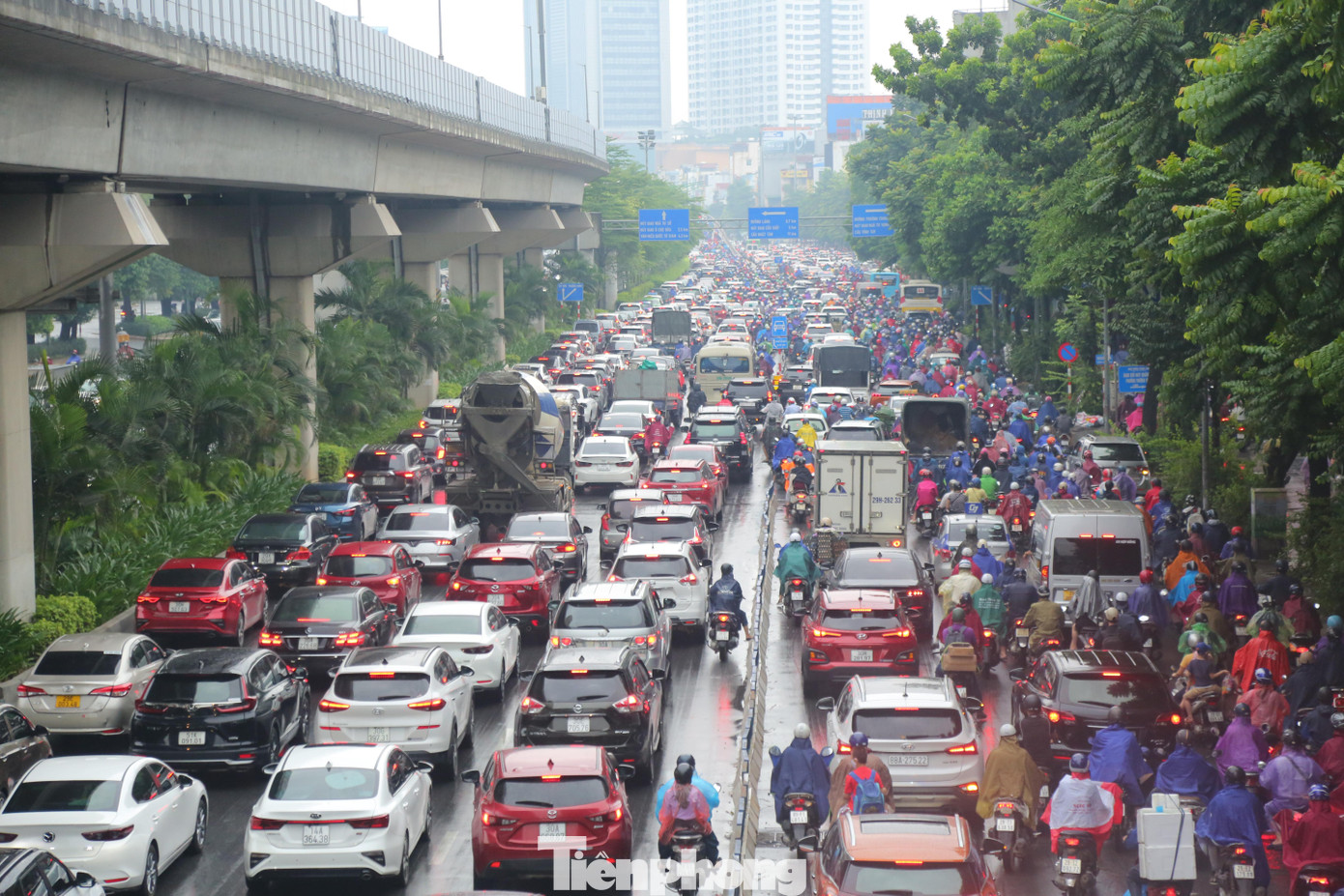 Cơn mưa rào từ đêm qua kéo dài tới sáng sớm nay khiến tình trạng ùn tắc giao thông kéo dài trên tuyến đường Nguyễn Trãi dẫn vào trung tâm thành phố. Các phương tiện xe máy, ô tô đi lại lộn xộn thay vì di chuyển theo làn. Cơn mưa rào từ đêm qua kéo dài tới sáng sớm nay khiến tình trạng ùn tắc giao thông kéo dài trên tuyến đường Nguyễn Trãi dẫn vào trung tâm thành phố. Các phương tiện xe máy, ô tô đi lại lộn xộn thay vì di chuyển theo làn.