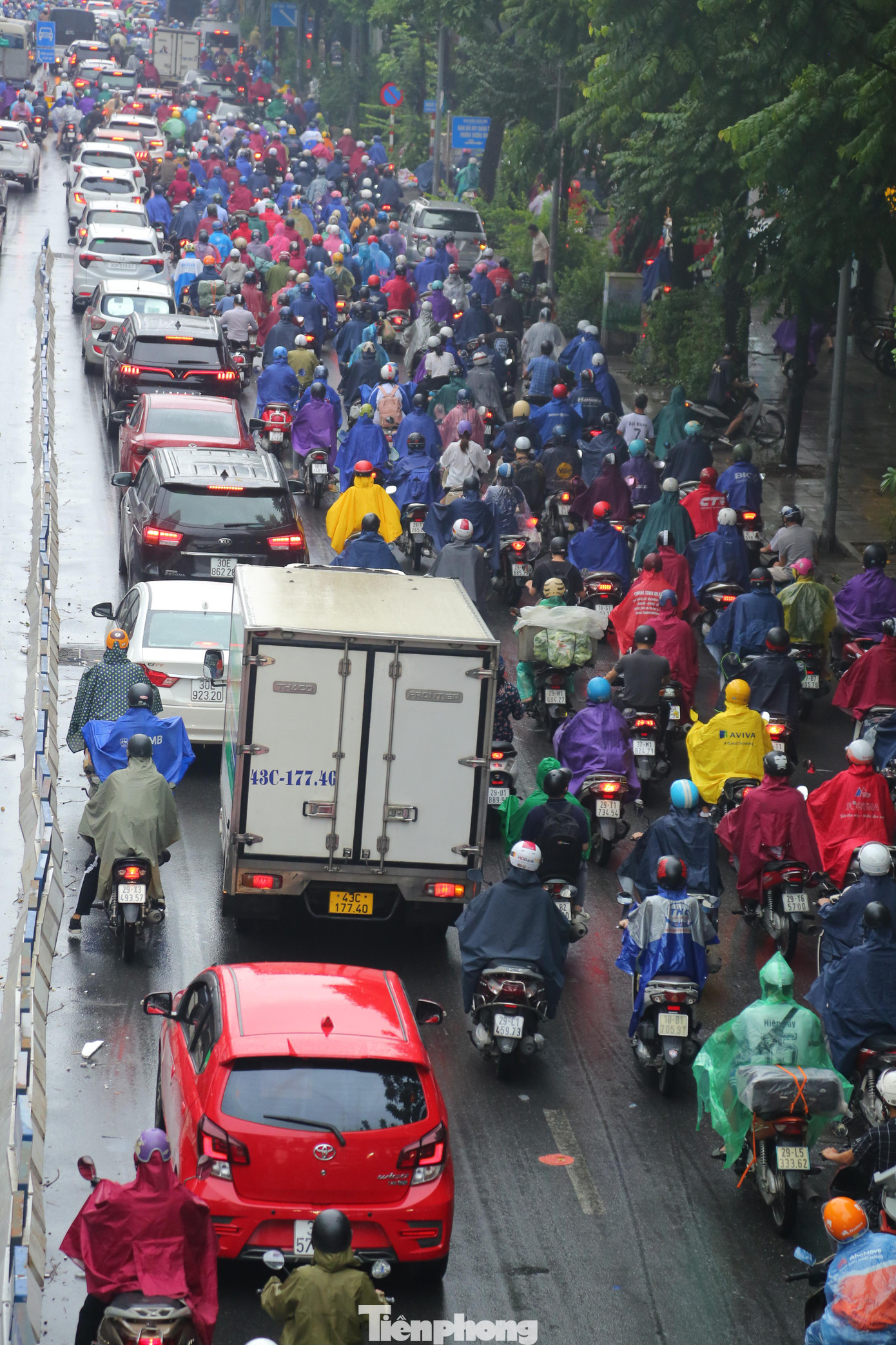 Nhiều phương tiện ô tô nối đuôi nhau phi cả vào làn dành riêng cho xe máy. Nhiều phương tiện ô tô nối đuôi nhau phi cả vào làn dành riêng cho xe máy.