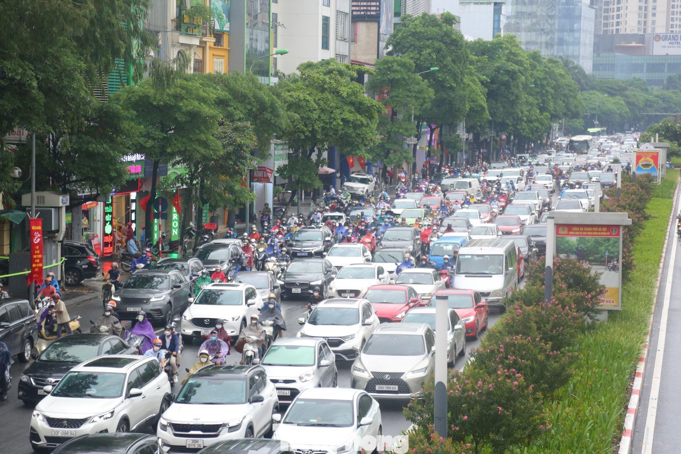 Trục đường Trần Duy Hưng lưu lượng phương tiện ken đặc lúc 7h45. Trục đường Trần Duy Hưng lưu lượng phương tiện ken đặc lúc 7h45.