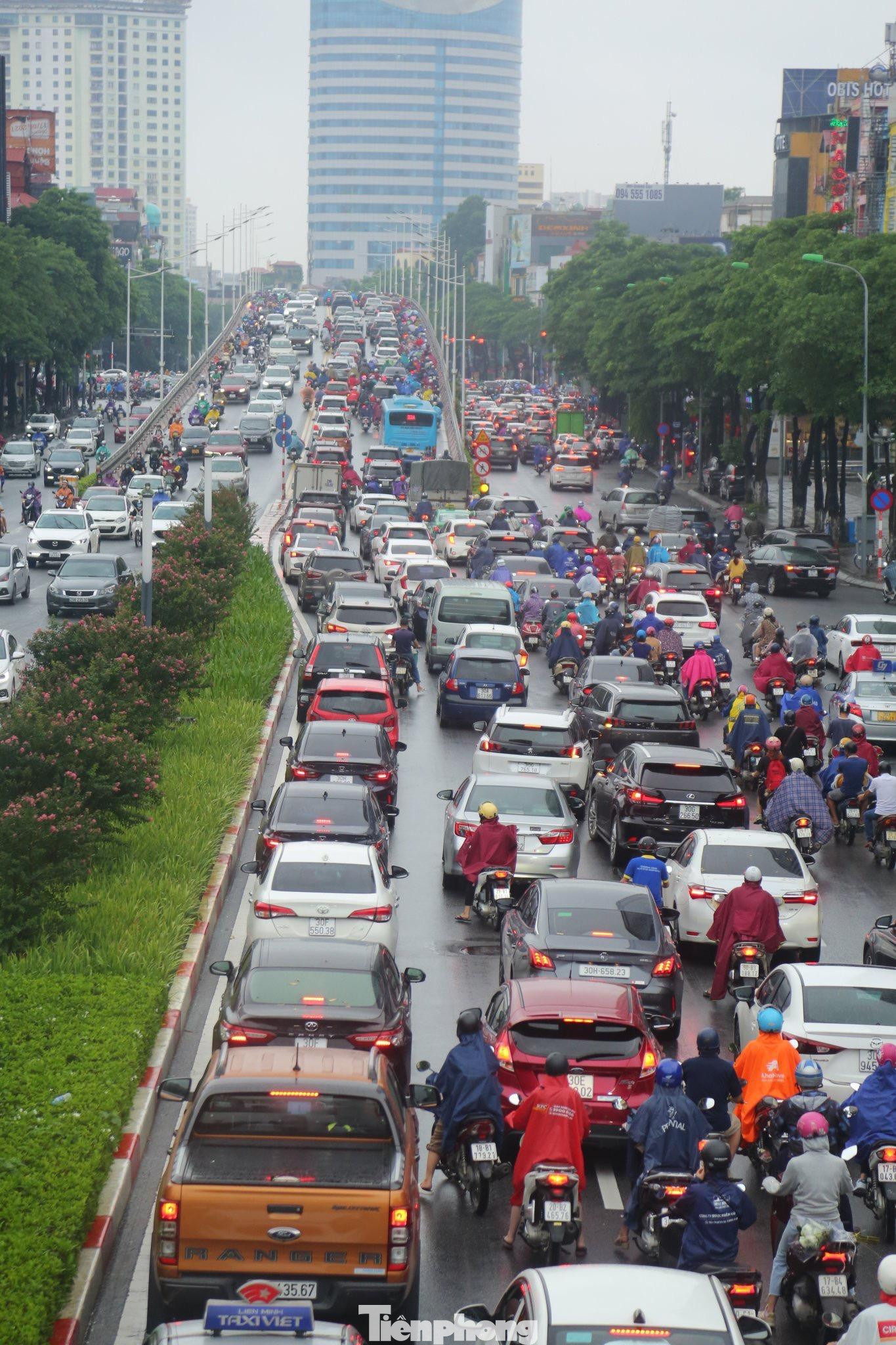 Phương tiện xếp hàng dài, nối đuôi nhau di chuyển chậm chạp qua cầu vượt Nguyễn Chí Thanh. Phương tiện xếp hàng dài, nối đuôi nhau di chuyển chậm chạp qua cầu vượt Nguyễn Chí Thanh.