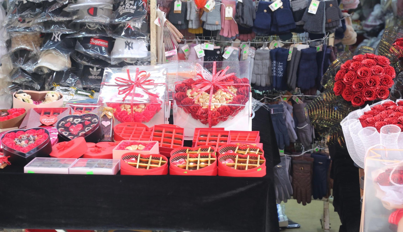 Ngoài lý do dịch bệnh COVID-19, nhiều sinh viên vẫn chưa lên thành phố học trực tiếp cũng làm cho thị trường quà tặng đìu hiu tại con ngõ phố Tôn Thất Tùng, nơi được mệnh danh là thiên đường quà tặng Valentine cho giới trẻ.