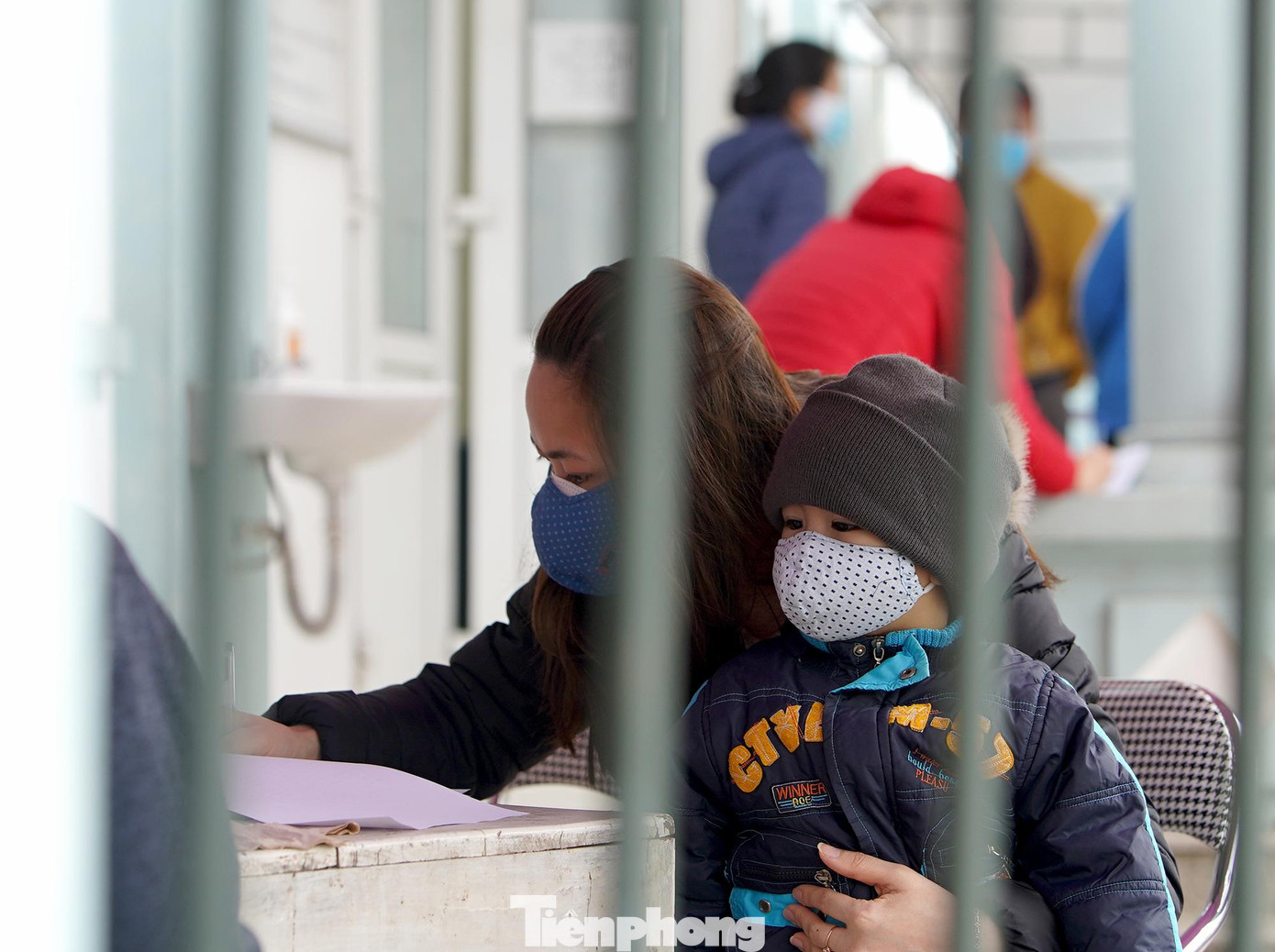 Nhiều em nhỏ phải chờ đợi test nhanh cùng bố mẹ.