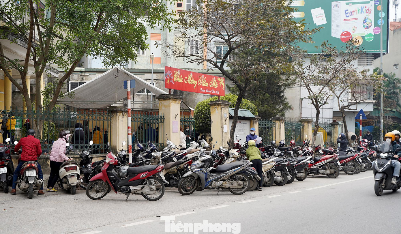 Theo ghi nhận của phóng viên báo Tiền Phong, sáng 26/2, tại nhà văn hóa phường Hoàng Liệt (quận Hoàng Mai, Hà Nội), hàng trăm người đã có mặt xếp hàng đợi lấy mẫu xét nghiệm để xác minh mình mắc COVID-19 sau khi tự test nhanh tại nhà trước đó.