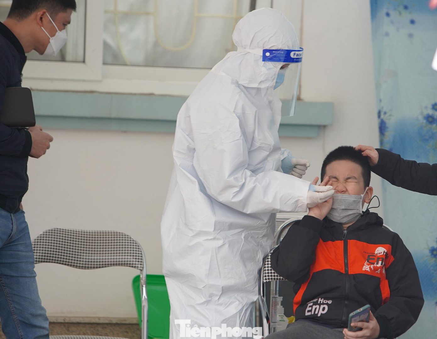 Một người dân phường Hoàng Liệt là F0 đã khỏi bệnh cho biết: "Tôi thấy lực lượng chức năng đã có cải tiến so với những ngày trước đây. Phường đã chia nhóm người F0 đã khỏi bệnh sẽ xét nghiệm và xác nhận tại trung tâm y tế, còn nhóm người đang là F0 sẽ xét nghiệm tại Nhà văn hóa phường tránh để tình trạng lây nhiễm chéo.