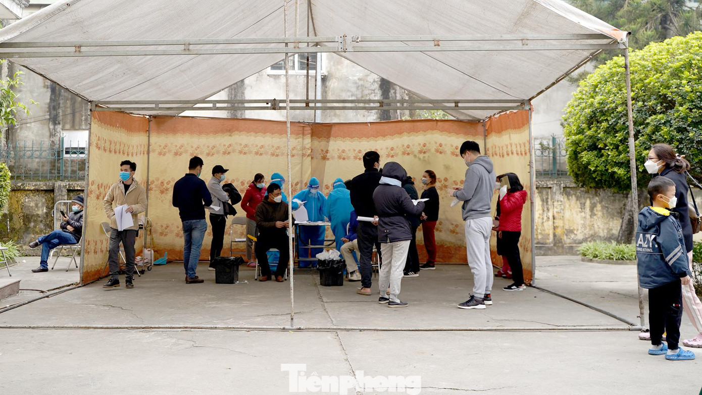 Phía trong sân nhà văn hóa, nhân viên y tế phường tất bật làm nhiệm vụ lấy mẫu xét nghiệm cho hàng chục người dân trên địa bàn.