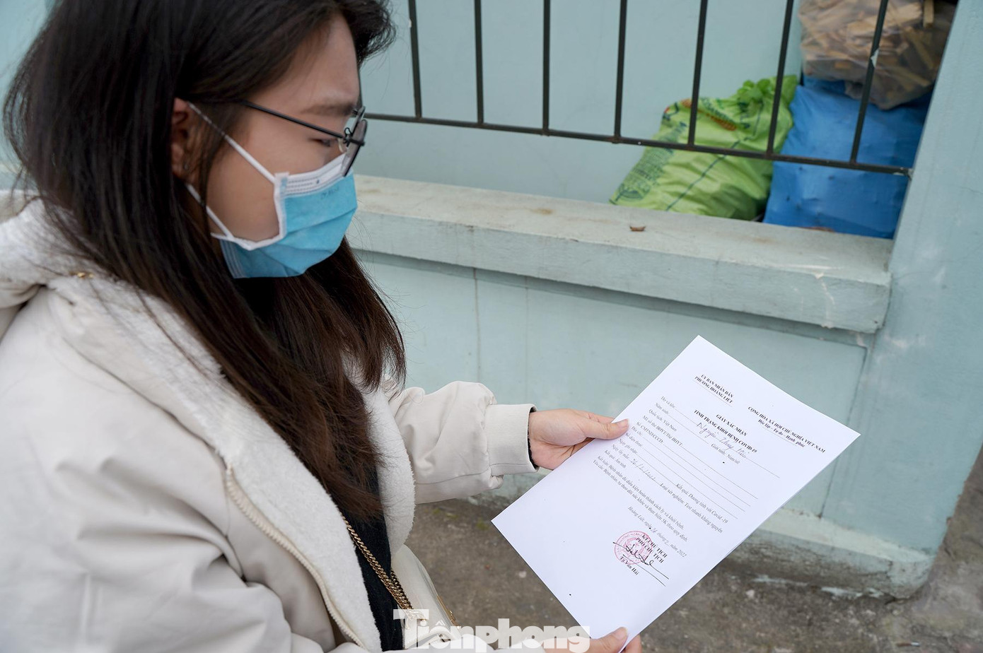 Người dân khi tới đây cũng phải mang theo kit test chuẩn bị sẵn, sau đó nhân viên y tế sẽ test lại lần cuối để kiểm tra các trường hợp âm tính và cấp giấy xác nhận khỏi bệnh.