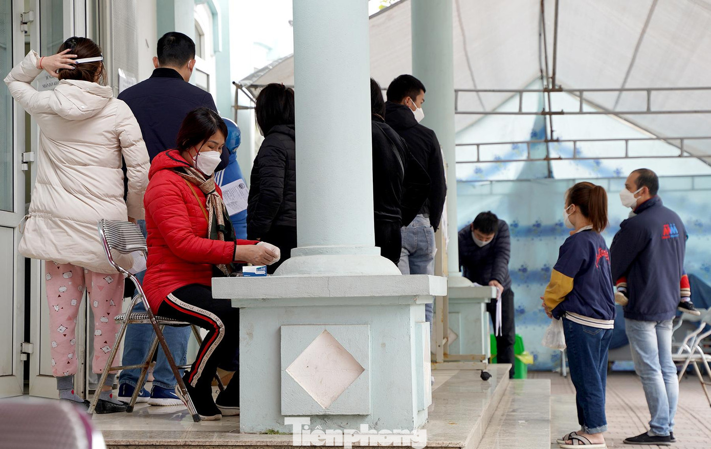 Để xác nhận là F0 hay đã âm tính COVID-19, người dân tại phường Hoàng Liệt (Hà Nội) phải mang theo kit xét nghiệm nhanh và đợi nhân viên y tế lấy mẫu.