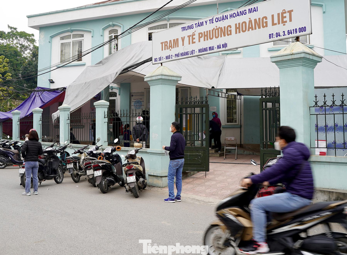 Tại trạm y tế phường Hoàng Liệt, tình trạng chen lấn đông đúc như những ngày trước đây đã giảm, người dân đến đây để xét nghiệm và xin giấy xác nhận F0 đã khỏi bệnh.