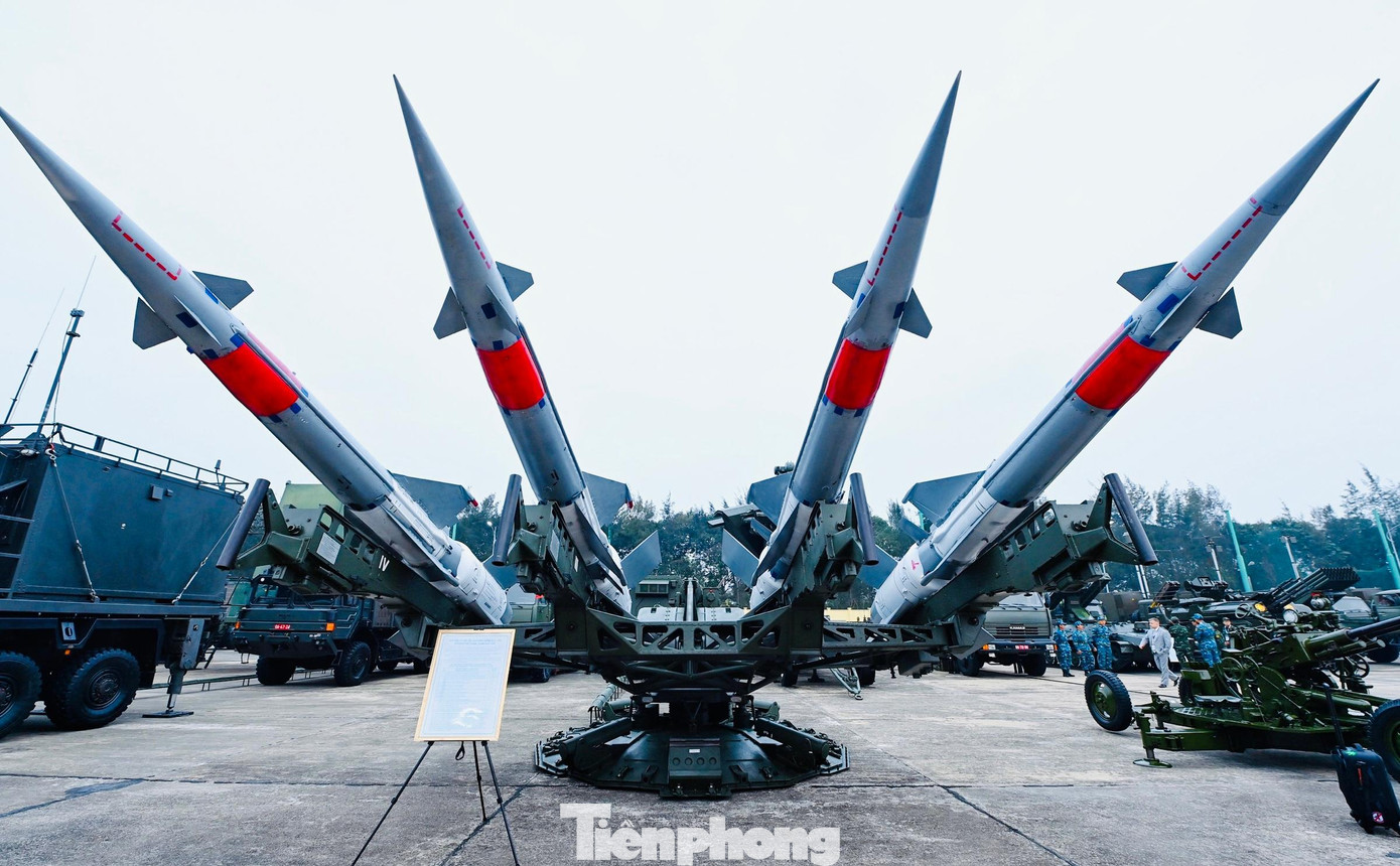 Bệ phóng và đạn tên lửa phòng không S-125-2TM thuộc biên chế của quân đội Việt Nam, có khả năng tiêu diệt mục tiêu bay với vận tốc 900 m/s ở cự ly tối đa 35 km.