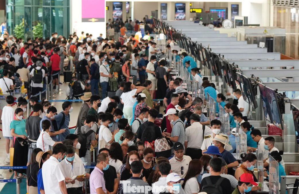 Trong ngày đầu của đợt nghỉ lễ Quốc khánh 2/9, ghi nhận tại Cảng HKQT Nội Bài nhộn nhịp hơn thường lệ với 414 lượt chuyến bay nội địa đi và đến Cảng: (205 chuyến đi, 209 chuyến ) cùng với 76, 5 ngàn lượt khách (38 ngàn lượt khách đi, 38,5 ngàn lượt khách đến), tăng so với ngày thường khoảng 20%.