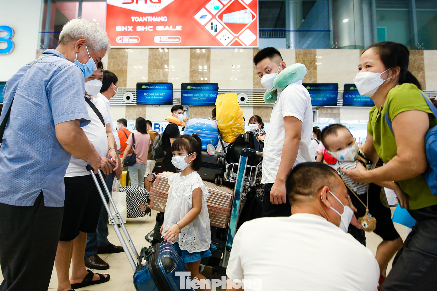 Nhiều em nhỏ khá mệt mỏi khi đợi bố mẹ làm thủ tục.