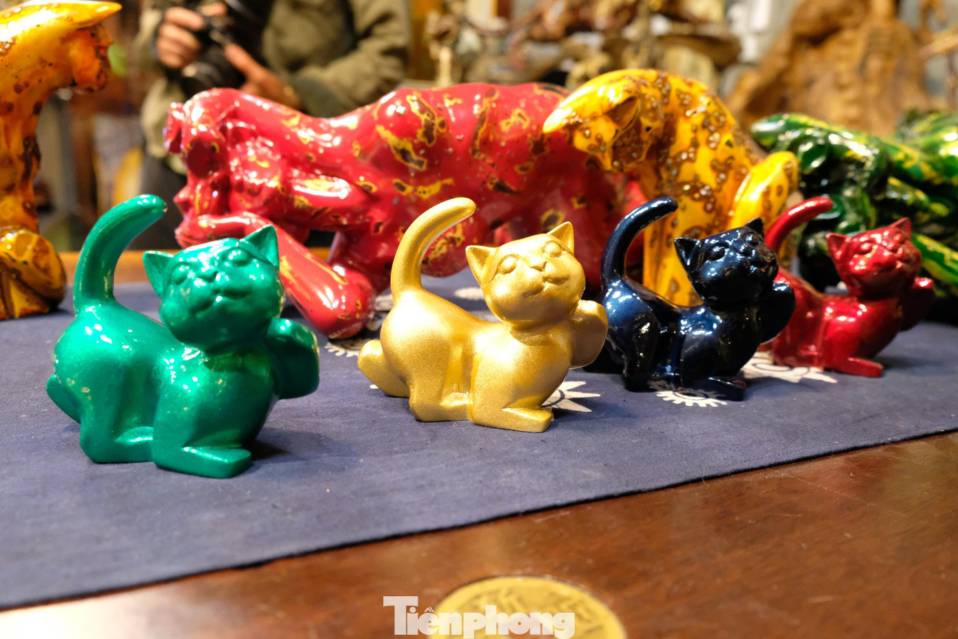 "Trong lĩnh vực điêu khắc, tạo nên hình tượng gia đình nhà mèo là cực kỳ khó, mèo bố phải toát lên được vẻ thông thái, mạnh mẽ và đầy rắn rỏi, mèo mẹ lại phải có dáng dịu dàng, che chở các con, mèo con thì cần toát lên vẻ nhanh nhẹn, tinh nghịch…", hoạ sỹ Vũ Dũng chia sẻ.