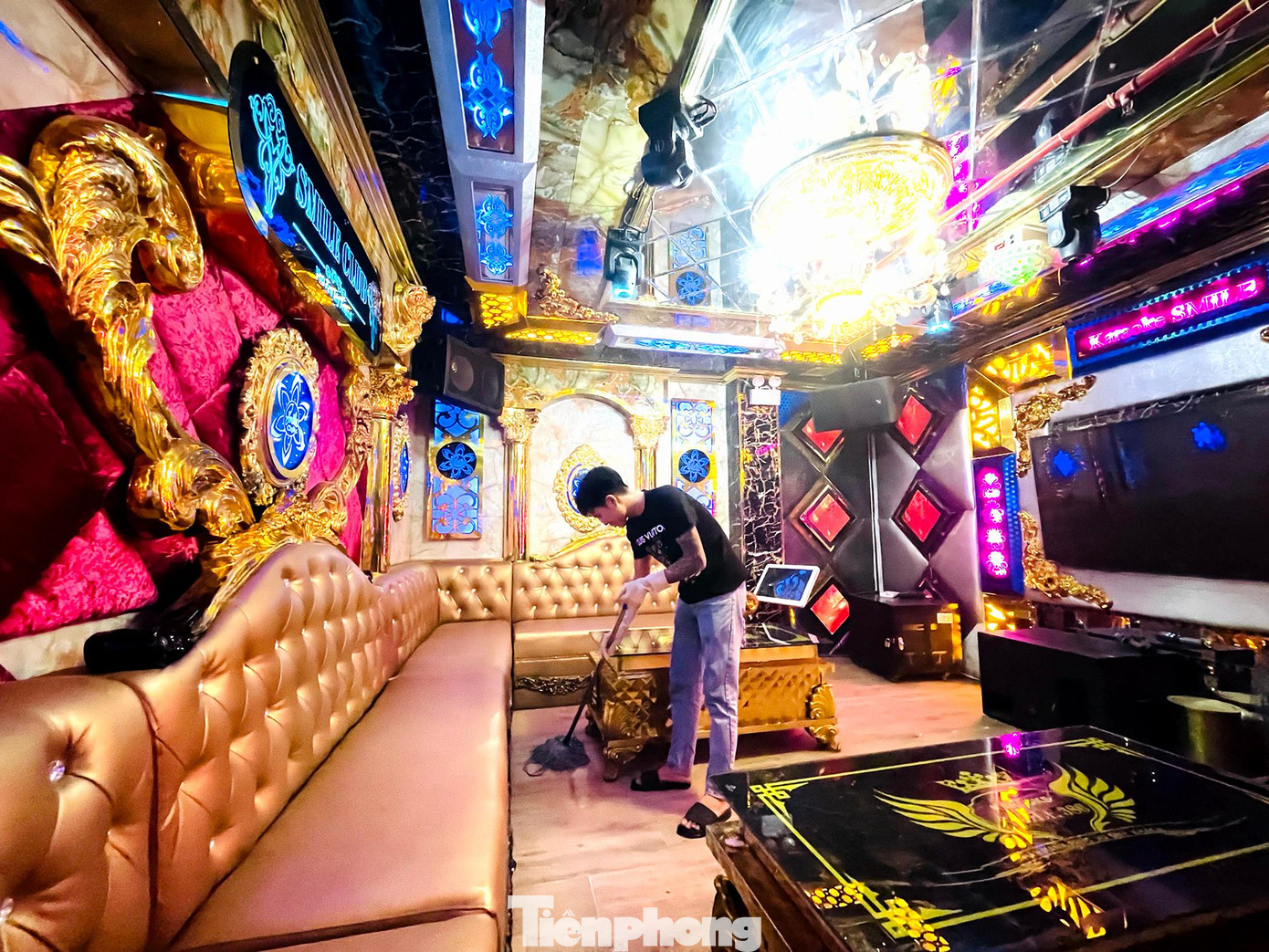 Ngay trong ngày đầu tiên được mở cửa kinh doanh trở lại, các cơ sở kinh doanh đều đã hoàn tất những công tác dọn dẹp, chuẩn bị đón khách trở lại vào khung giờ vàng chiều tối nay sau thời gian dài "cửa đóng then cài". Ngay trong ngày đầu tiên được mở cửa kinh doanh trở lại, các cơ sở kinh doanh đều đã hoàn tất những công tác dọn dẹp, chuẩn bị đón khách trở lại vào khung giờ vàng chiều tối nay sau thời gian dài "cửa đóng then cài".