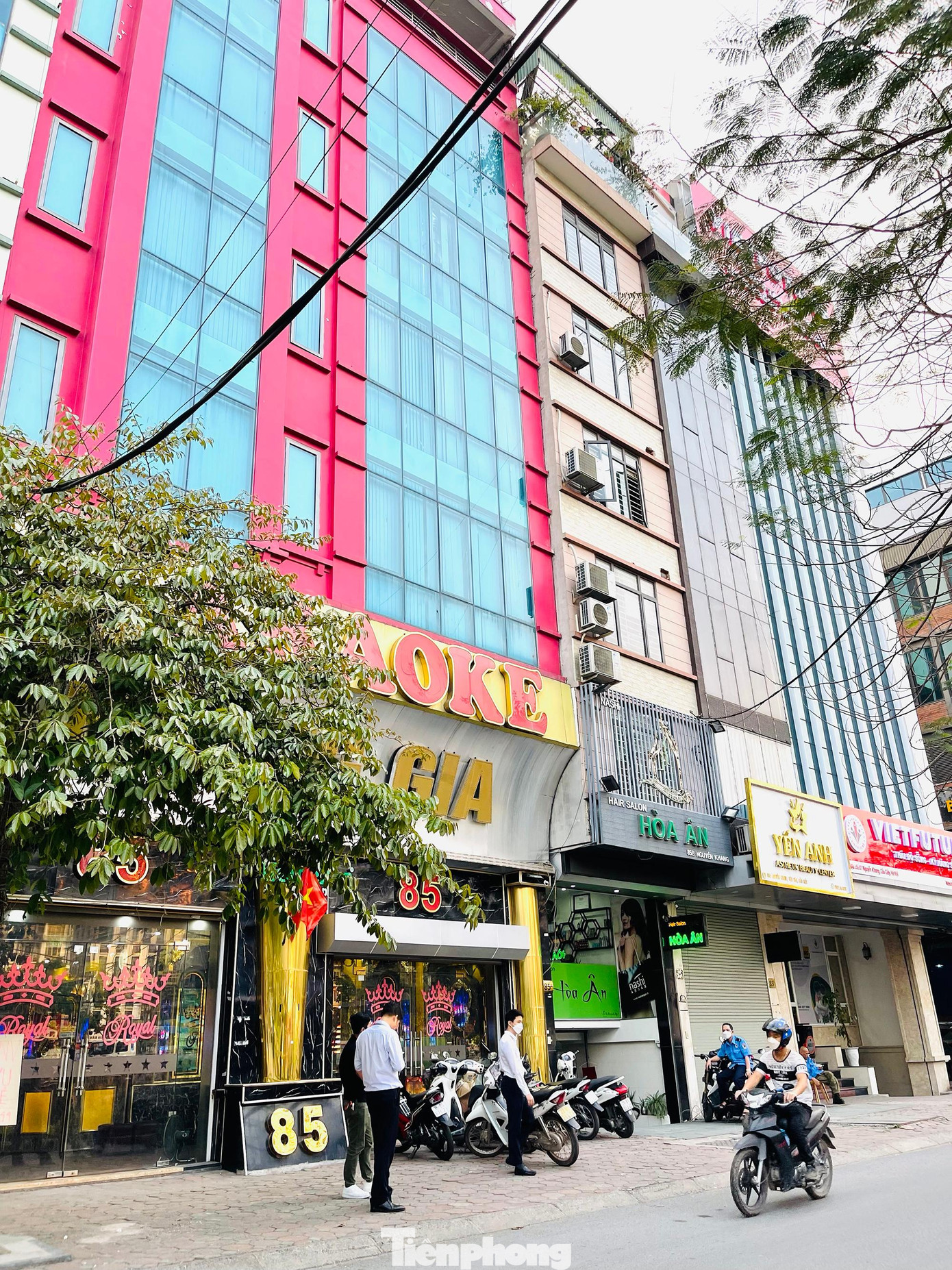 Anh Đình Phố, quản lý một quán karaoke ở phố Nguyễn Khang cho biết, quán có tất cả 10 phòng, chi phí thuê mặt bằng mỗi tháng lên đến hàng trăm triệu đồng. Tuy nhiên, suốt gần 1 năm đóng cửa, quán vẫn phải duy trì nhân sự, dọn dẹp bảo trì phòng ốc, tiền nhà vẫn phải đóng đều đặn... Anh Đình Phố, quản lý một quán karaoke ở phố Nguyễn Khang cho biết, quán có tất cả 10 phòng, chi phí thuê mặt bằng mỗi tháng lên đến hàng trăm triệu đồng. Tuy nhiên, suốt gần 1 năm đóng cửa, quán vẫn phải duy trì nhân sự, dọn dẹp bảo trì phòng ốc, tiền nhà vẫn phải đóng đều đặn...