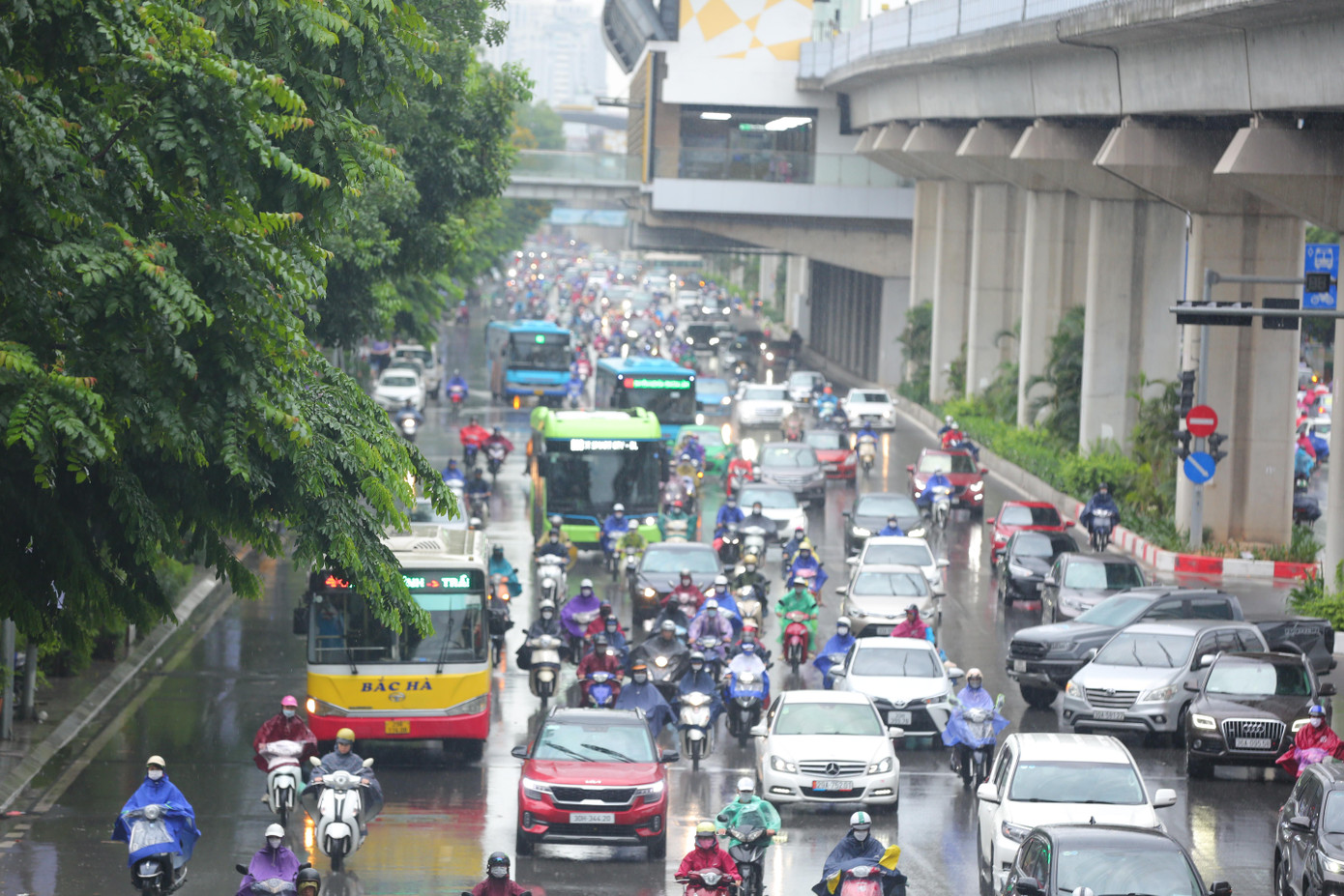 8h sáng lượng phương tiện tham gia giao thông vẫn khá đông đúc tại tuyến đường Nguyễn Trãi.