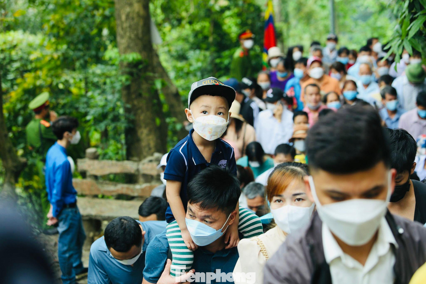 Nhiều phụ huynh phải công kênh các em nhỏ trên vai để dễ di chuyển.