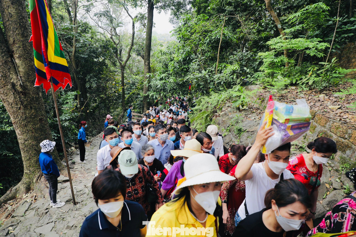 Lối lên khu di tích đền Hùng chỉ rộng chừng hơn 2 m, hàng nghìn người cùng lên lễ khiến khu vực chân núi và lối lên đền bị tắc nghẽn cả tiếng đồng hồ.