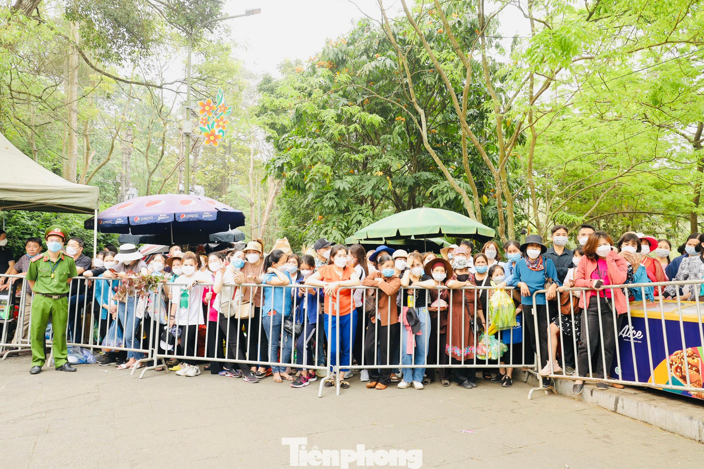 Hàng nghìn người tập trung dưới chân núi Nghĩa Lĩnh ngay từ sáng sớm, để chờ lên đền thắp hương.