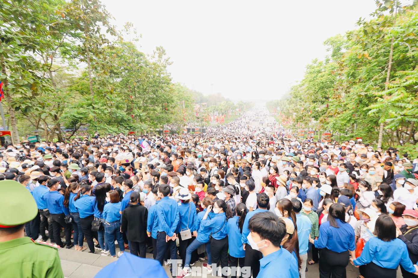 Sau khi hàng rào được mở, hàng trăm nghìn người dân đã ùa lên dâng hương trên núi Nghĩa Lĩnh (TP Việt Trì, Phú Thọ) để bái Tổ Hùng Vương.