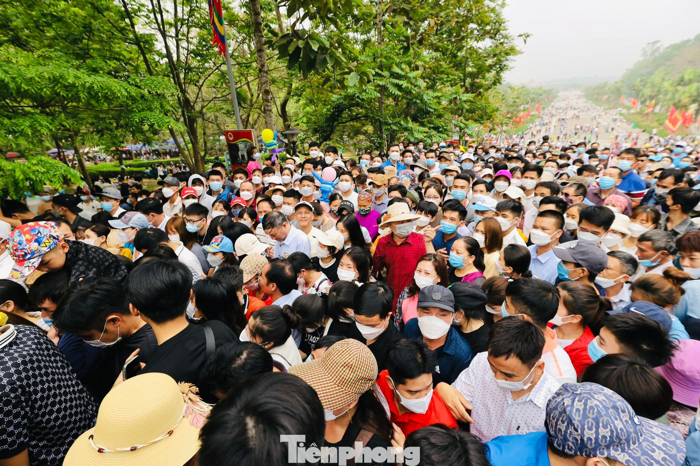 Giỗ Tổ năm nay rơi vào cuối tuần, cả nước được nghỉ 3 ngày nên nhân dân khắp nơi đổ về lễ bái rất sớm. Ban tổ chức dự kiến hôm nay Đền Hùng đón hàng triệu triệu lượt khách.