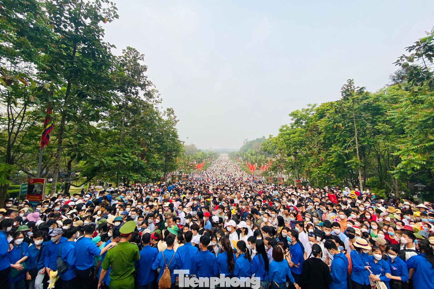 Sáng 10/4 (tức mùng 10 tháng 3 âm lịch), bắt đầu diễn ra lễ dâng hương các vua Hùng ở núi Nghĩa Lĩnh (TP Việt Trì, Phú Thọ).