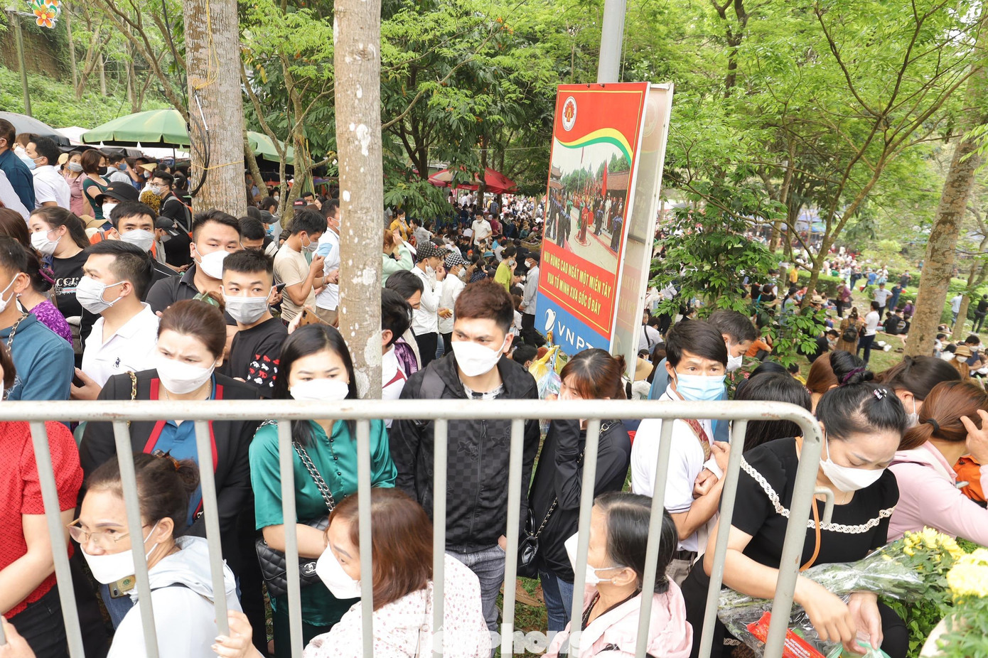 Lực lượng chức năng phải dựng hai lớp barie và liên tục nhắc nhở trên loa "Đề nghị bà con không chen lấn, xô đẩy".