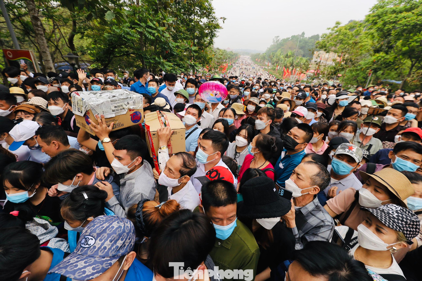 Biển người chen nhau chuẩn bị lên dâng hương giỗ Tổ.