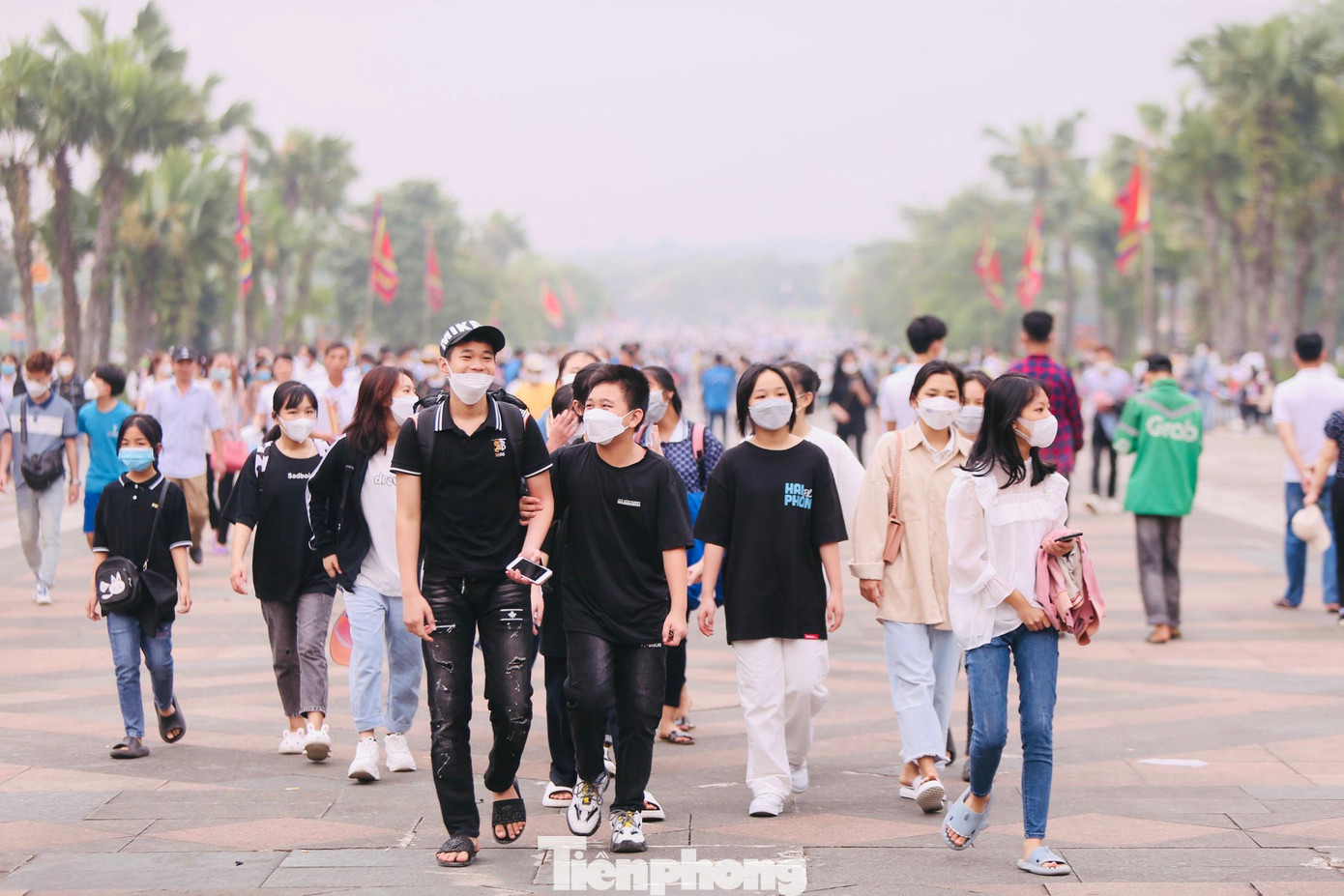 Ông Lê Trường Giang - giám đốc Khu di tích lịch sử Đền Hùng, cho biết lễ dâng hương diễn ra từ 7h đến 9h. Du khách đến Đền Hùng vào thời điểm này có thể dâng hương tại Đền thờ Quốc Tổ Lạc Long Quân và Đền thờ Tổ Mẫu Âu Cơ để tránh tình trạng đông đúc, chen lấn xô đẩy.