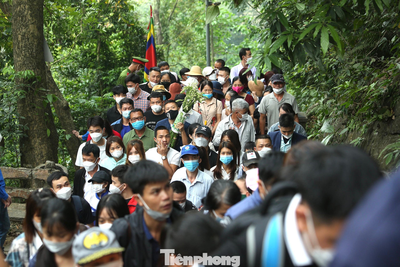 Người dân chen chân lên dâng hương lễ Tổ Hùng Vương.