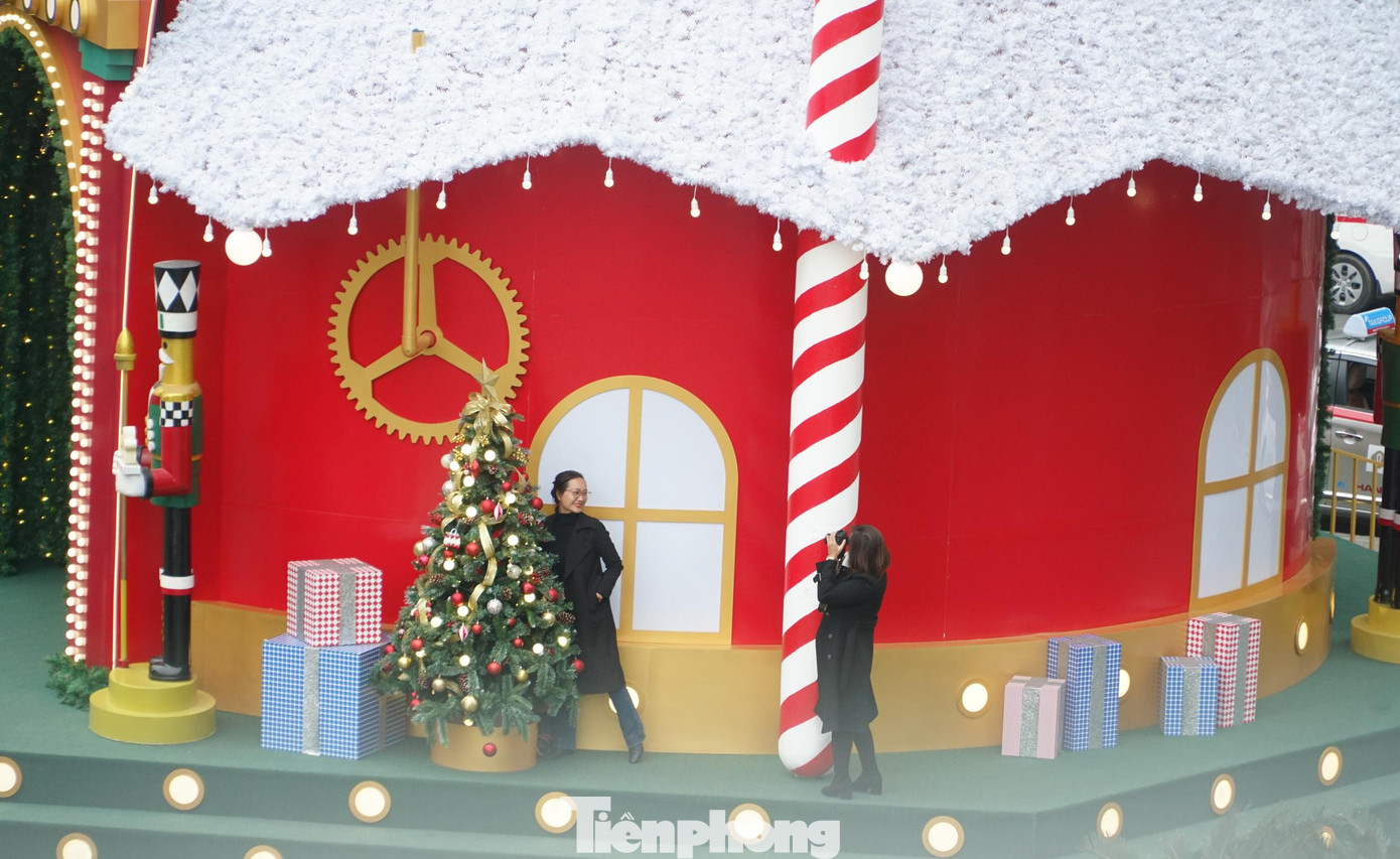 Lễ Giáng sinh (còn được gọi là lễ Thiên Chúa giáng sinh, Noel hay Christmas) là một ngày lễ kỷ niệm Chúa Giê-su sinh ra đời. Từ lâu dịp Giáng sinh đã trở thành mùa lễ được nhiều bạn trẻ hào hứng đón chờ trong năm.