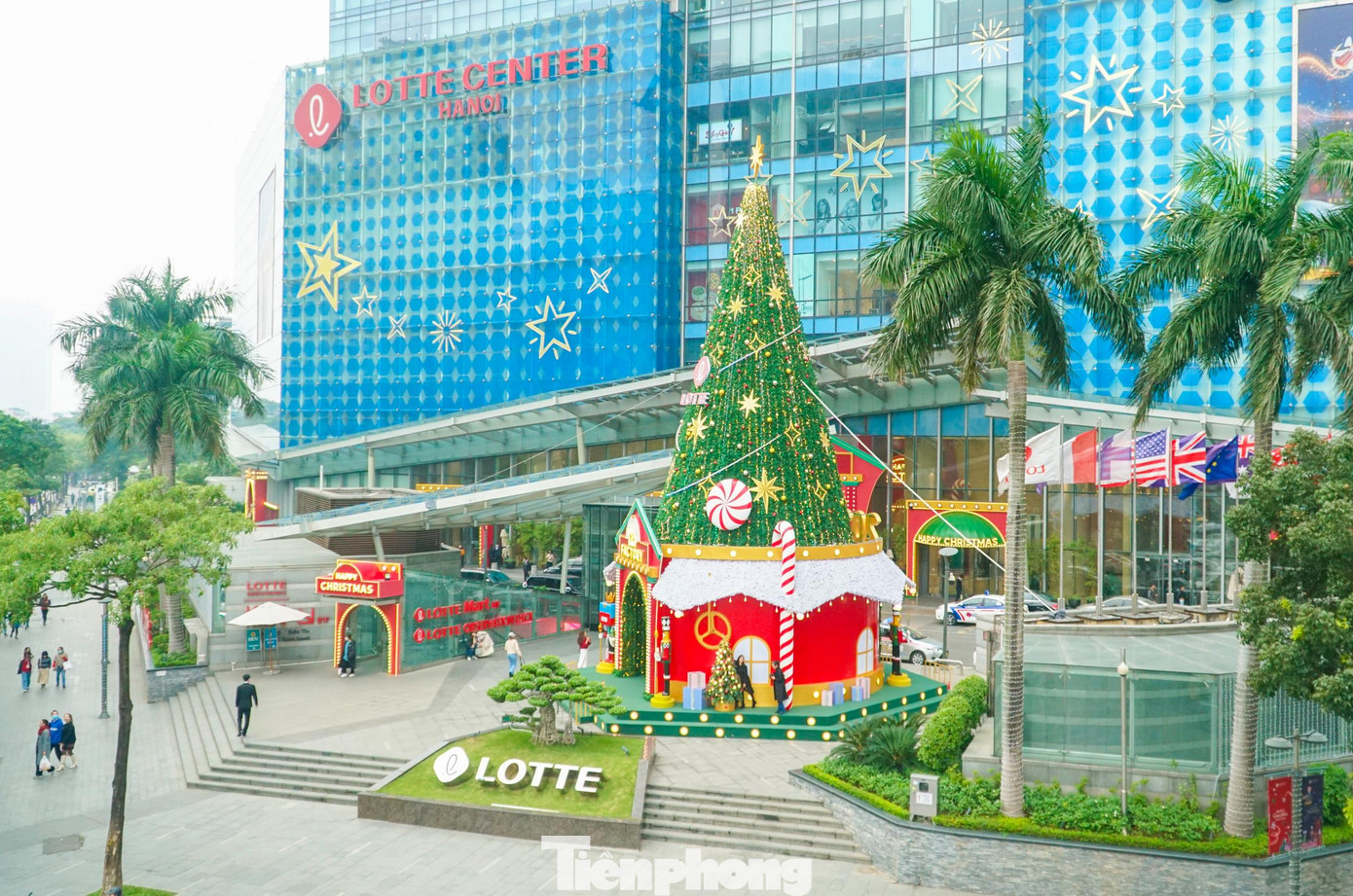 Trên đường phố Hà Nội những ngày gần đây luôn rực rỡ sắc xanh đỏ - những gam màu chủ đạo của mùa Giáng sinh.