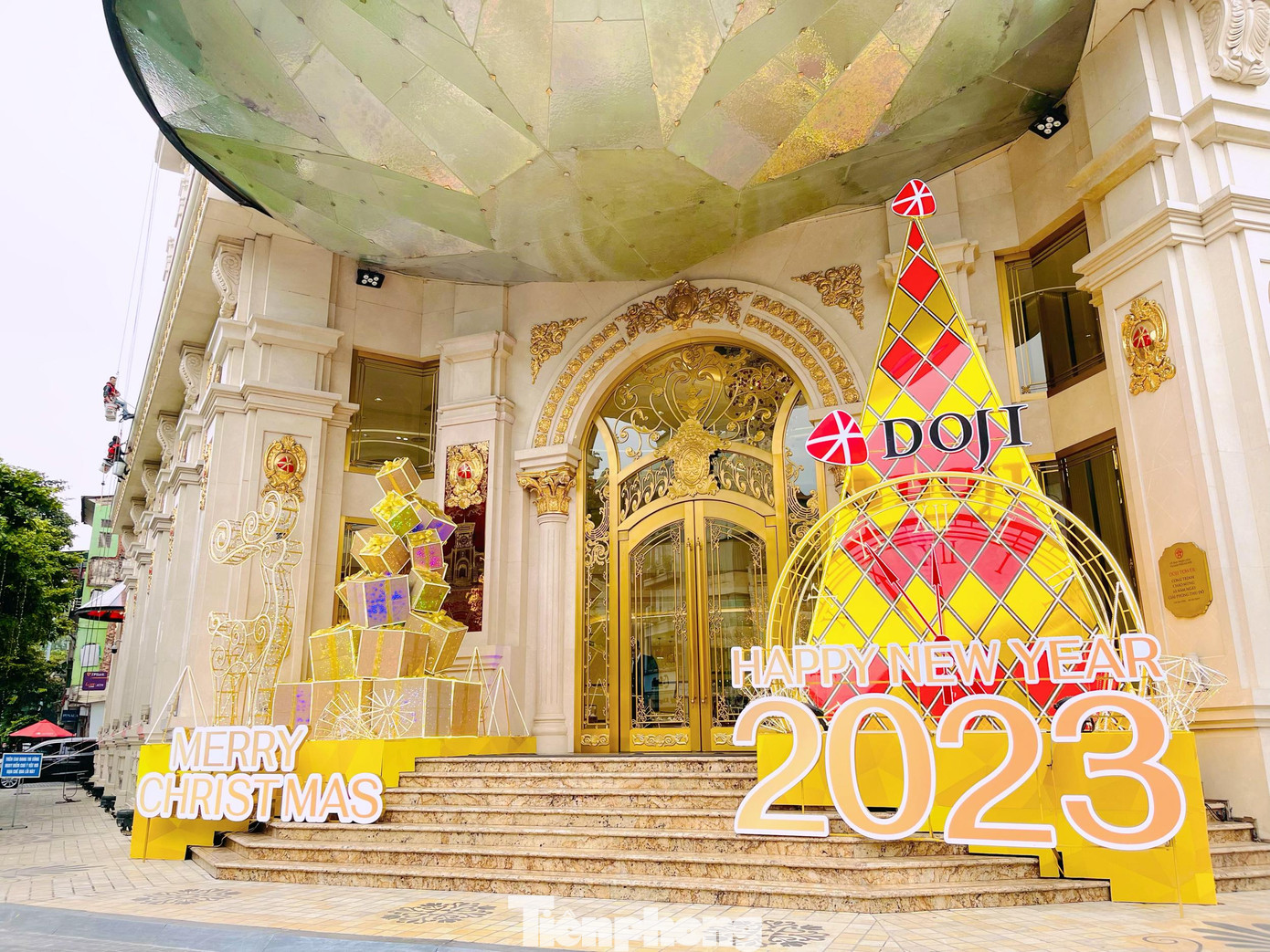 Những cây thông cao cả chục mét trước sảnh các trung tâm thương mại đều được sáng tạo theo nhiều ý tưởng độc đáo khác nhau.