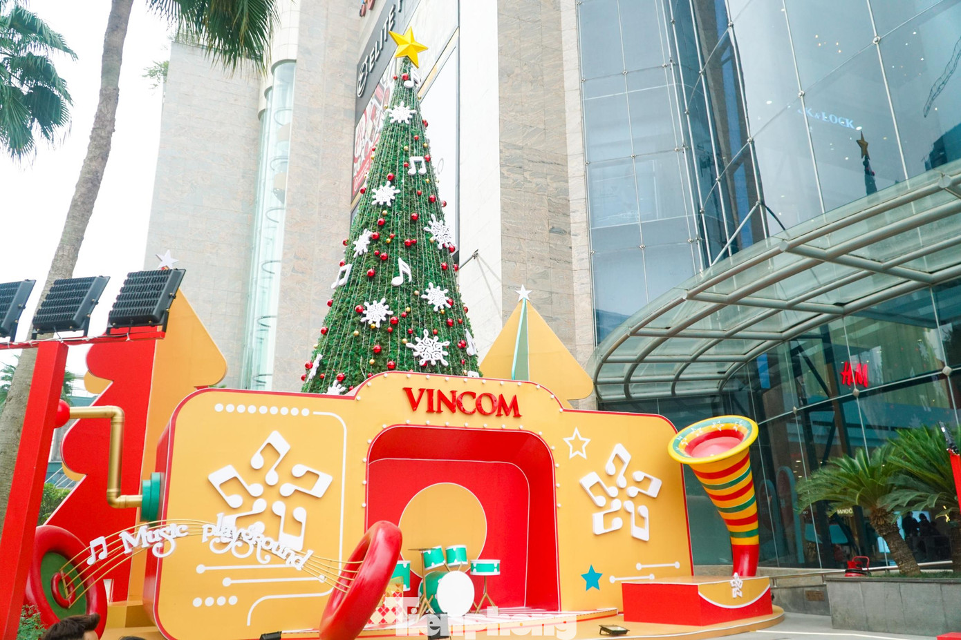 Rất nhiều hình ảnh bắt mắt, những gam màu rực rỡ đặc trưng không thể thiếu của mùa Giáng sinh tạo điểm nhấn trước sảnh khu thương mại phố Nguyễn Chí Thanh.