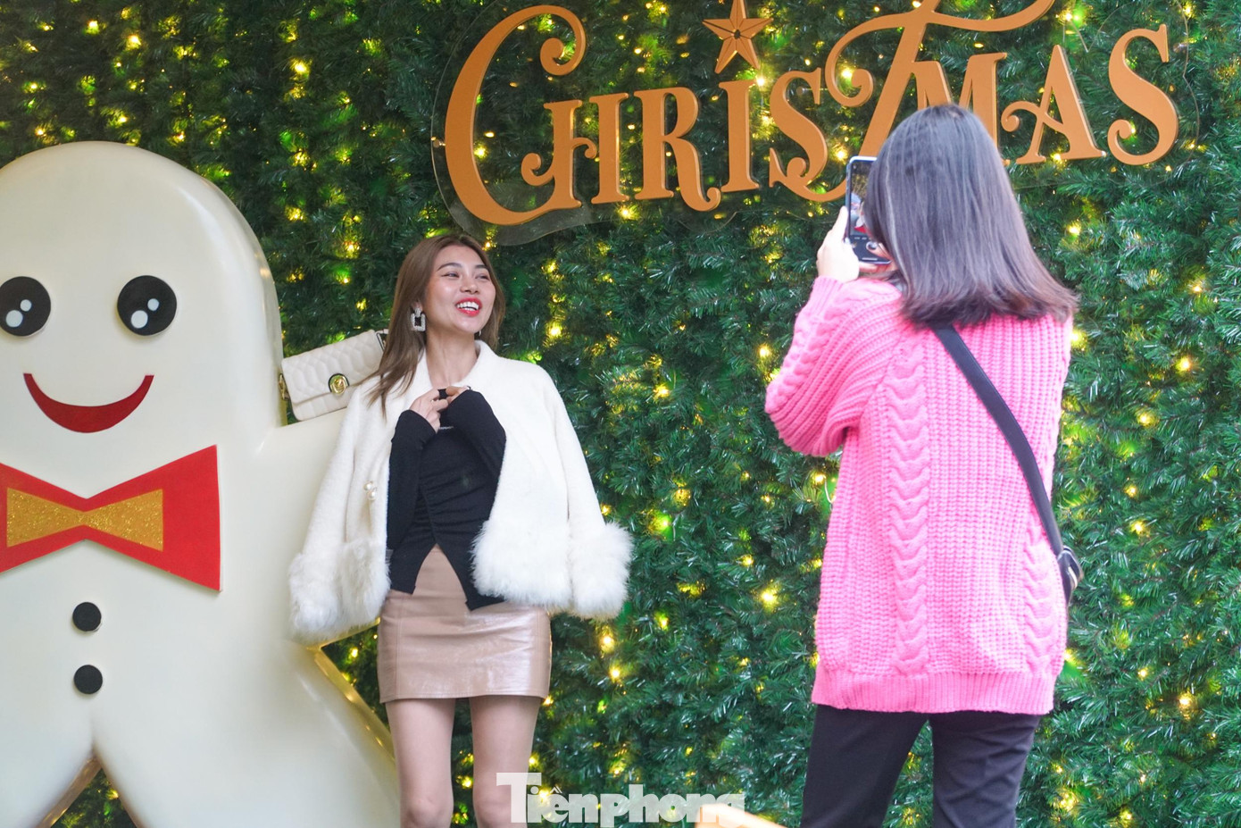 Nhiều bạn trẻ tranh thủ check-in cùng người tuyết.