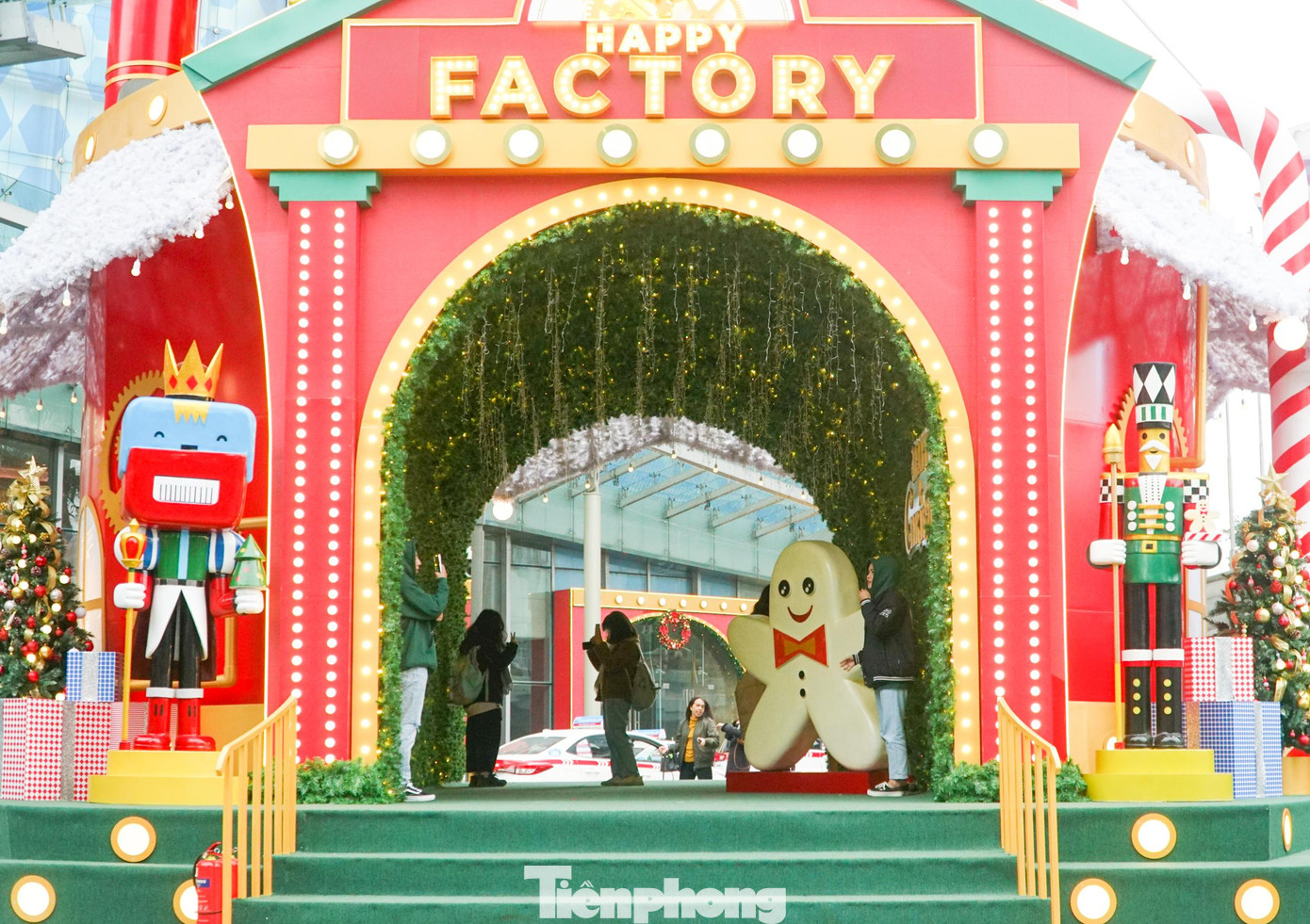 Hình ảnh "người tuyết" gây ấn tượng mạnh trước sảnh trung tâm thương mại ở phố Đào Tấn.