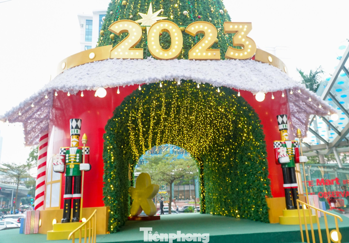 Cây thông Noel khổng lồ cùng khu tiểu cảnh trang trí lớn đã bắt đầu được dựng lên trước các trung tâm thương mại thu hút sự quan tâm của nhiều người dân Thủ đô.