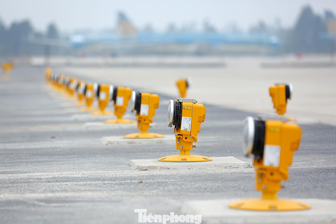 Dự án cải tạo, nâng cấp đường cất hạ cánh 1A, đường lăn cảng hàng không quốc tế Nội Bài theo lệnh khẩn cấp chắc chắn sẽ hoàn thành và kịp đưa vào khai thác vào trước Tết Nguyên đán Nhâm Dần 2022 theo đúng chỉ đạo của Bộ Giao thông Vận tải, phó chỉ huy trưởng công trình Nguyễn Văn Vinh chia sẻ cùng phóng viên báo Tiền Phong sáng nay (14/01).