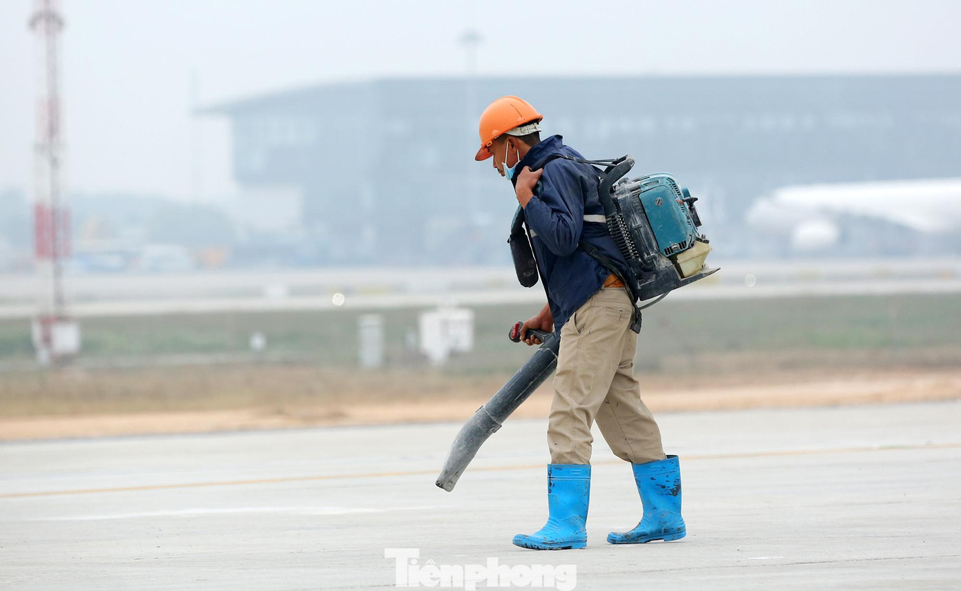 "Chúng tôi gặp nhiều khó khăn nhưng quyết tâm hoàn thành và vượt tiến độ đề ra", thiếu tá Nguyễn Trường - Trưởng Ban điều hành dự án của liên doanh nhà thầu cho biết.